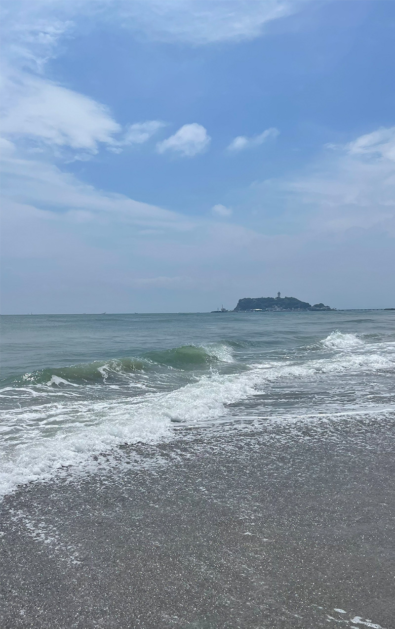 鎌倉、七里ヶ浜の海へ